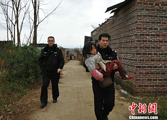 圖為民警成功解救女童。 甘勇 攝
