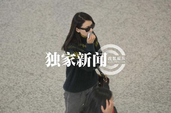 每日追星：高圓圓低調抵京回應分手傳言 周星馳被周秀娜“羞辱”