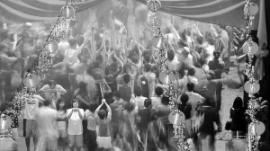 2月9日，新加坡市民在農(nóng)歷除夕夜到新加坡滑鐵盧街的一間廟里祈福。