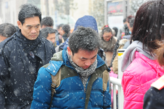 風(fēng)雪難阻歸家路 實拍大雪中的春運(yùn)