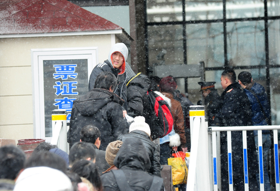 風(fēng)雪難阻歸家路 實拍大雪中的春運(yùn)