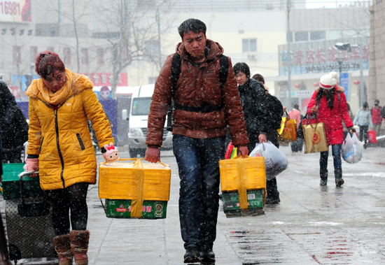 風(fēng)雪難阻歸家路 實(shí)拍大雪中的春運(yùn)