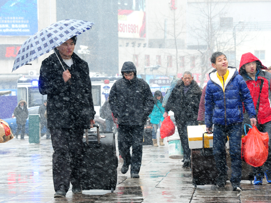 風(fēng)雪難阻歸家路 實(shí)拍大雪中的春運(yùn)