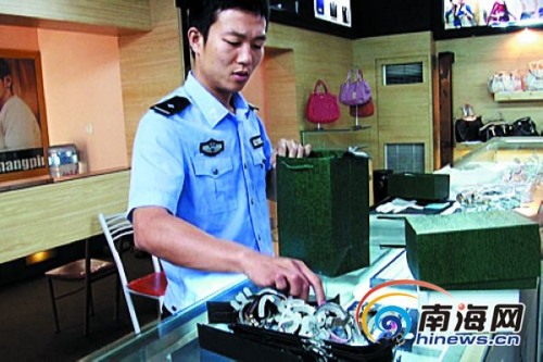 三亞搗毀販假窩點查獲近千萬元假LV、愛馬仕等