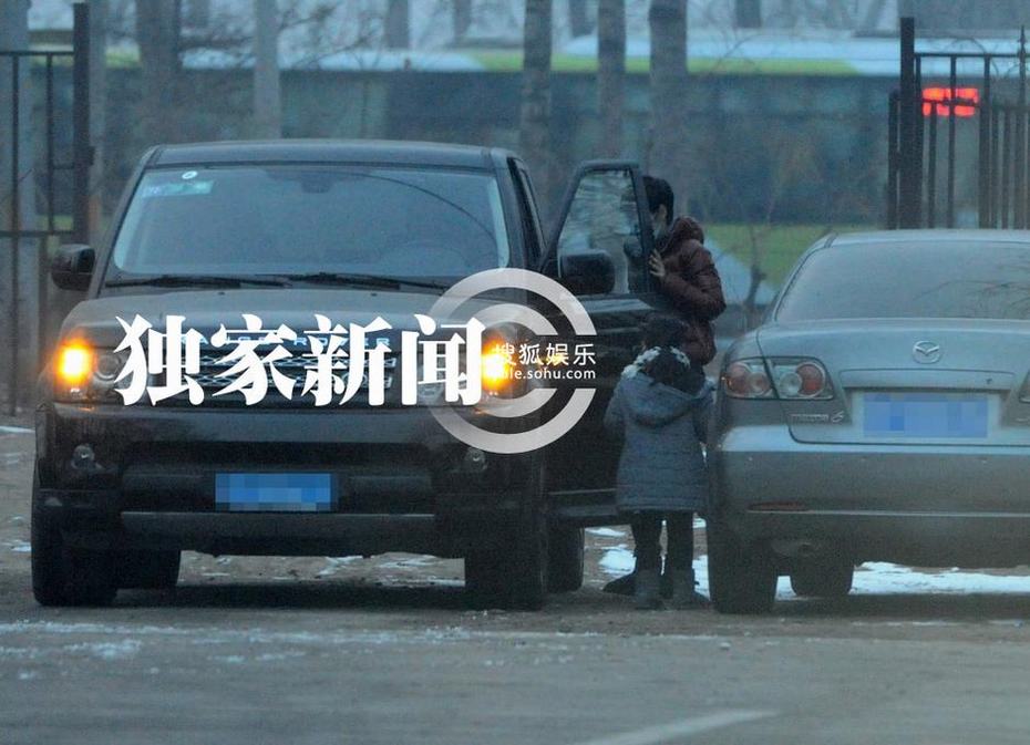 每日追星：鄧超摩登范與孫儷機(jī)場(chǎng)秀恩愛 馬伊琍豪車獨(dú)自接女