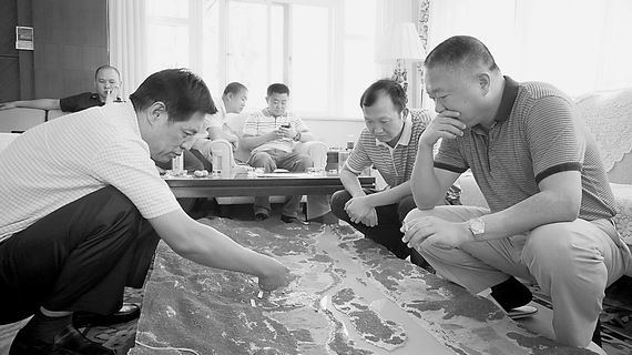 中國“10·5”案專案組追捕糯康時在研究案情。