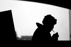 2月17日，長沙市內(nèi)一橋洞下，76歲的徐輝（化名）點(diǎn)燃一支煙。他剛剛賣完14斤廢品，賺了整整4塊錢。