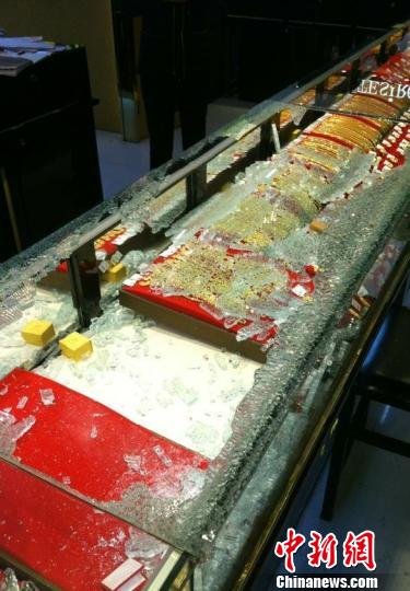 江蘇泰州金鷹老鳳祥金鋪柜臺(tái)被砸黃金被劫（圖）