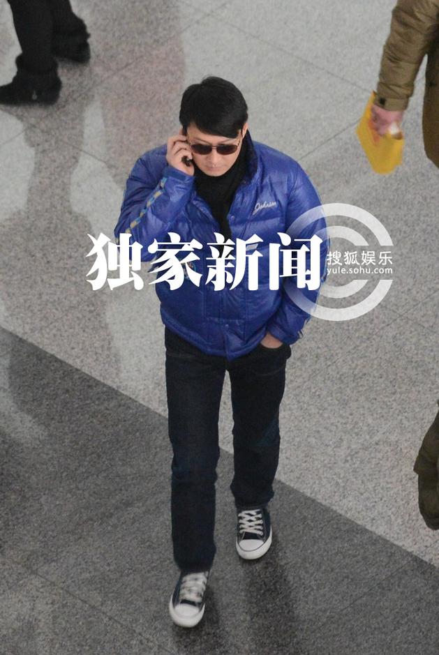 黎明穿亮色羽絨服抵京 機(jī)場無人識(shí)摘墨鏡找自信