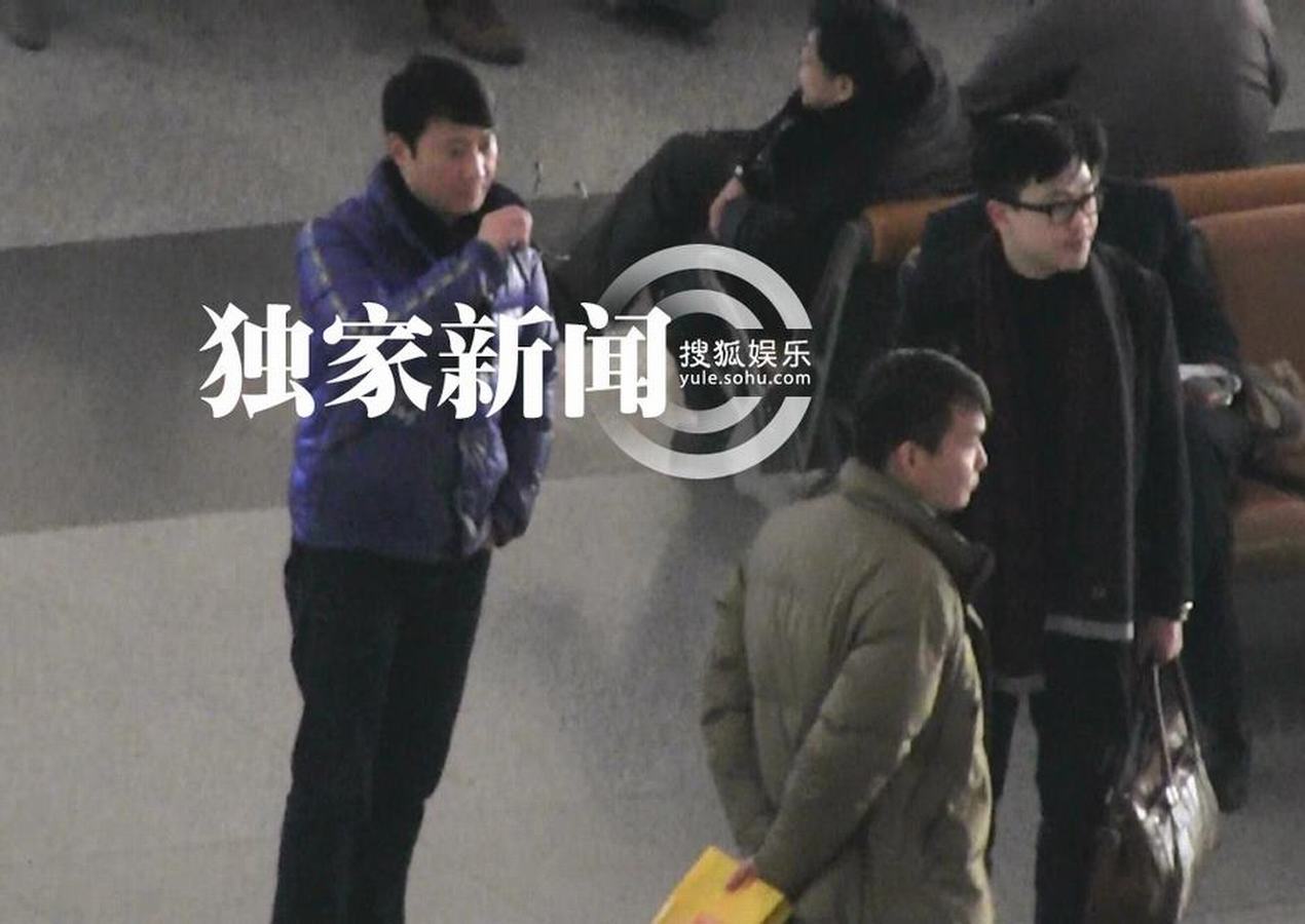 黎明穿亮色羽絨服抵京 機(jī)場無人識(shí)摘墨鏡找自信