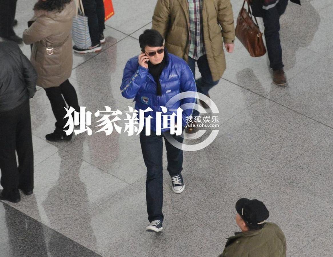 黎明穿亮色羽絨服抵京 機(jī)場無人識(shí)摘墨鏡找自信