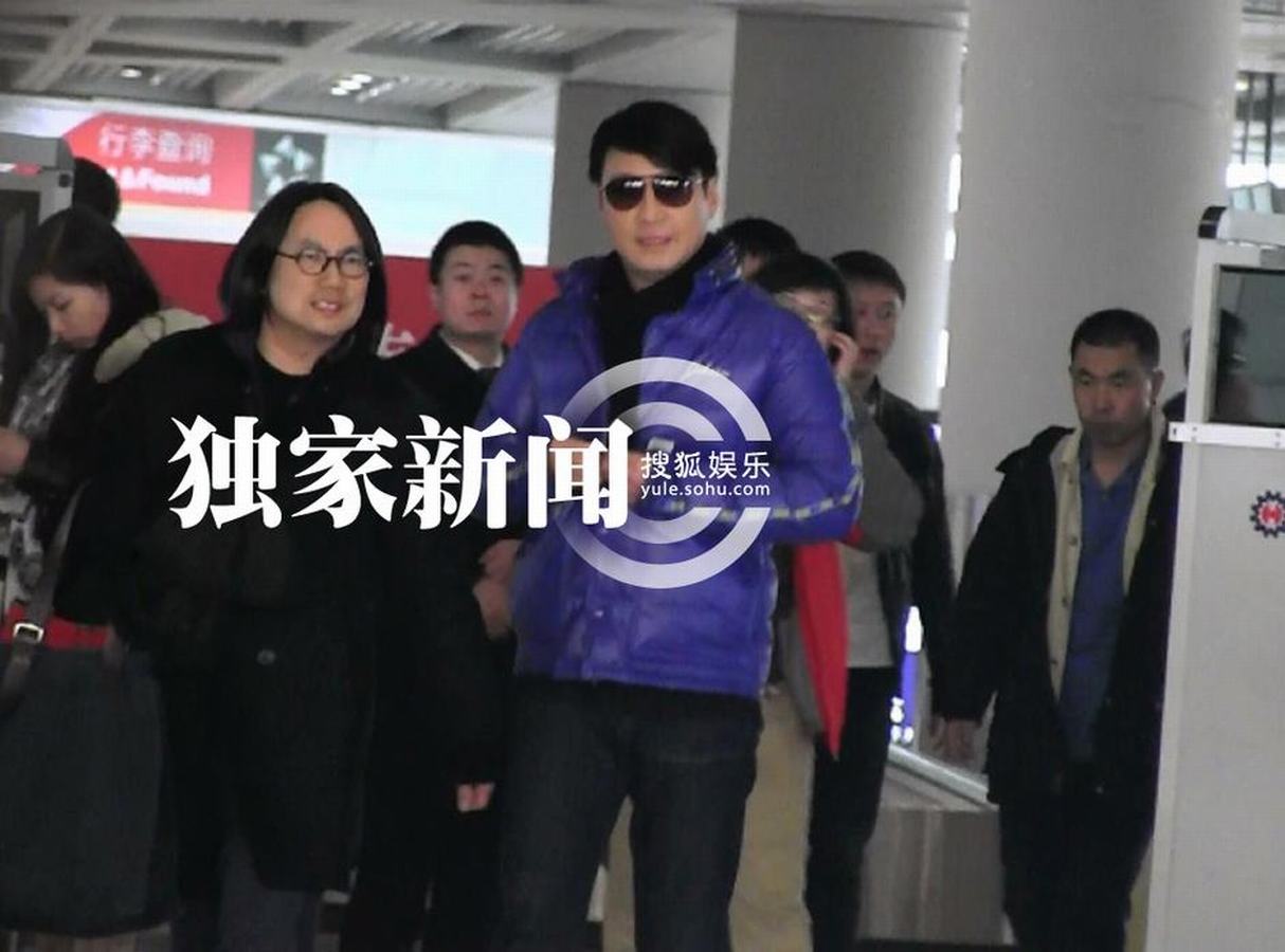 黎明穿亮色羽絨服抵京 機(jī)場(chǎng)無人識(shí)摘墨鏡找自信