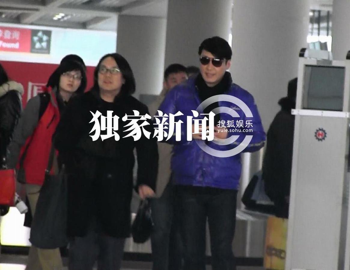 黎明穿亮色羽絨服抵京 機(jī)場無人識摘墨鏡找自信