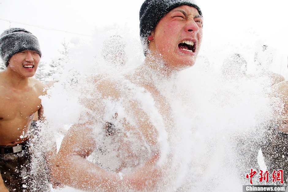 黑河邊防團(tuán)零下30度赤膊浴雪