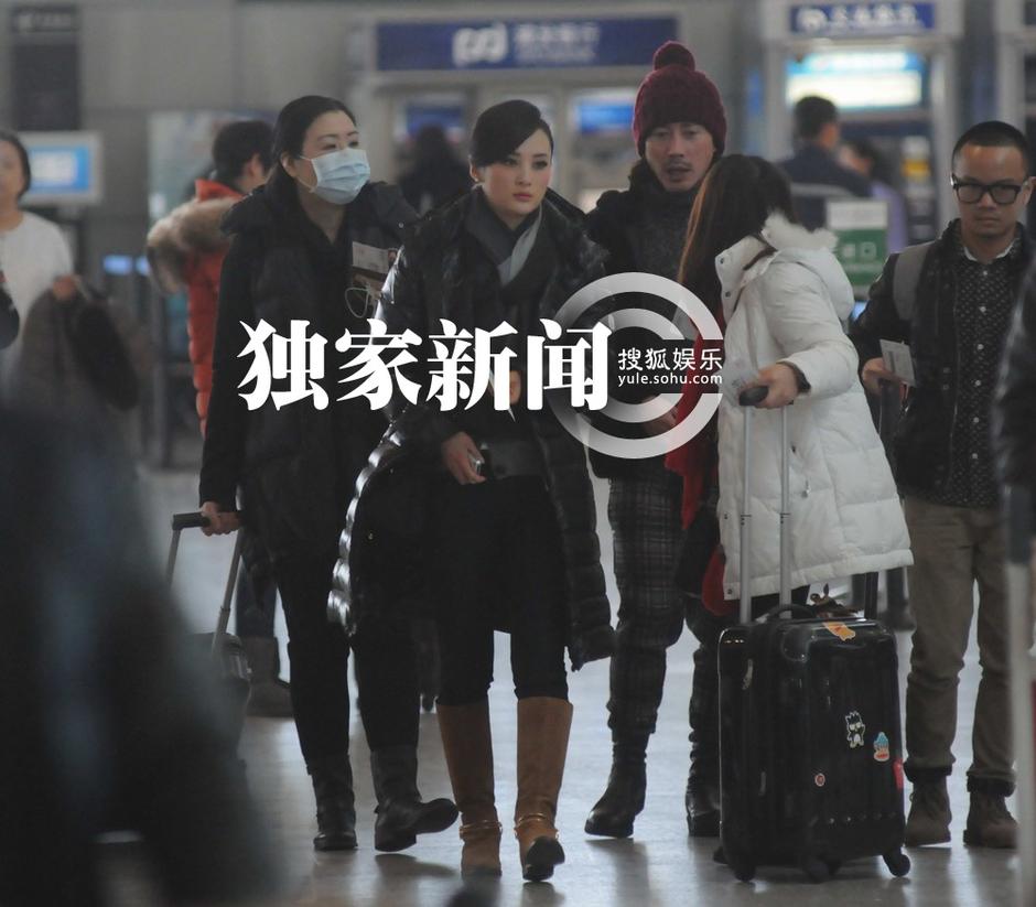 蔣勤勤濃妝艷抹現(xiàn)身機(jī)場(chǎng) 未被人認(rèn)出