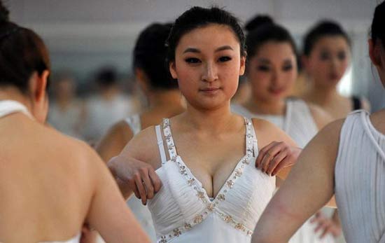 在藝考中，女學(xué)生為了追求更好的狀態(tài)亮相，掀起整容熱潮