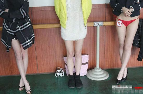 在藝考中，女學(xué)生為了追求更好的狀態(tài)亮相，掀起整容熱潮