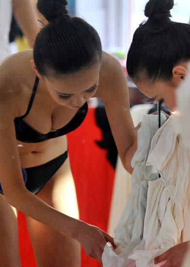 在藝考中，女學(xué)生為了追求更好的狀態(tài)亮相，掀起整容熱潮