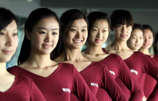 在藝考中，女學(xué)生為了追求更好的狀態(tài)亮相，掀起整容熱潮