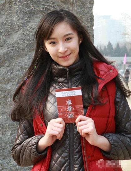 在藝考中，女學(xué)生為了追求更好的狀態(tài)亮相，掀起整容熱潮