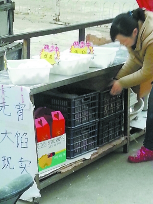 頭天沒(méi)賣(mài)掉的元宵和原料就放在攤柜里，沒(méi)有任何遮擋。