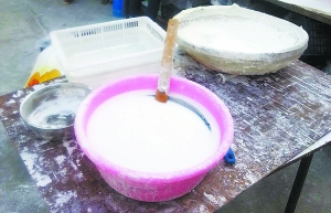 露天擺放的制作原料。