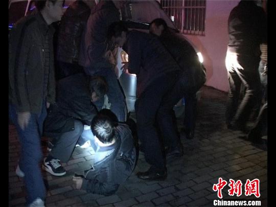 眾人抬車救人。 林增崇 攝