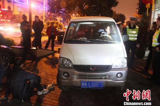 眾人抬車救人。 林增崇 攝