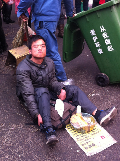 零錢(qián)哥現(xiàn)身糖球會(huì) 衣著單薄坐地乞討