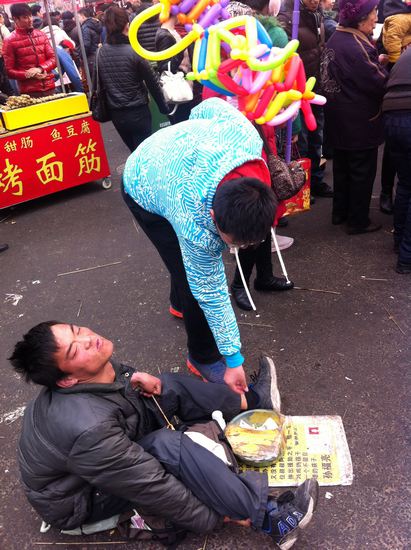 零錢(qián)哥現(xiàn)身糖球會(huì) 衣著單薄坐地乞討