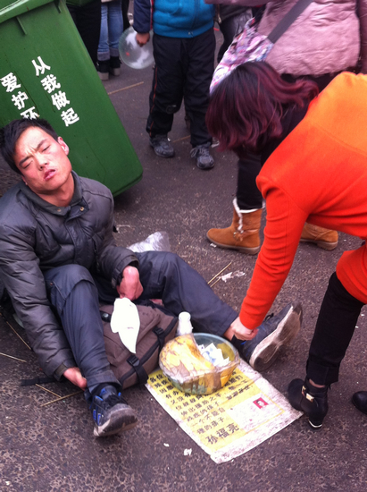 零錢(qián)哥現(xiàn)身糖球會(huì) 衣著單薄坐地乞討