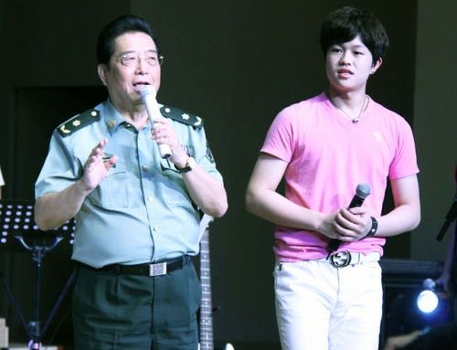 傳李雙江兒子涉嫌輪奸遭拘留。圖為李雙江和兒子
