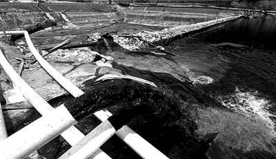?2010年7月，福建紫金礦業(yè)紫金山銅礦濕法廠發(fā)生銅酸水滲漏事故，造成汀江部分水域嚴(yán)重污染，事故被瞞報(bào)9天。（資料圖片）圖/CFP