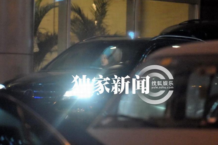 追星：趙薇深夜返家出剮蹭事故 朱丹挽神秘男寒風陪吸煙