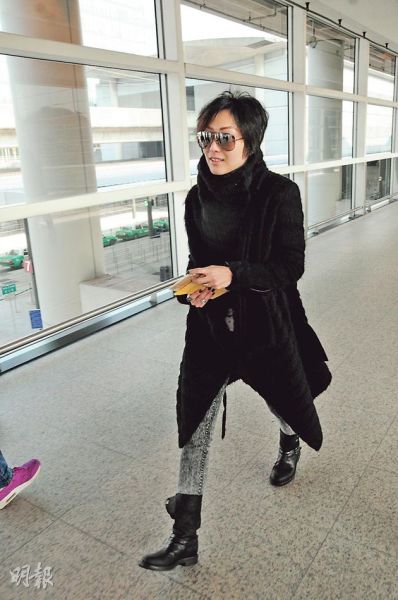 鄭秀文否認(rèn)與許志安去沖繩試婚，強(qiáng)調(diào)是普通旅行享受陽光與海灘。