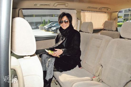 鄭秀文沖繩之旅玩得開心，回香港從下飛機到坐上座駕，全程都甜笑。