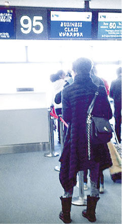 許志安與鄭秀文在成田機(jī)場(chǎng)被網(wǎng)友拍到排隊(duì)登機(jī)照片，放上微博。