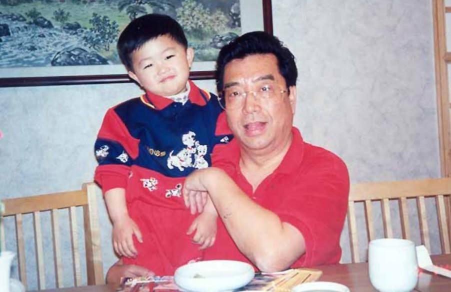 李雙江之子李天一成長全紀(jì)錄：媽媽夢鴿蹲地為其換衣