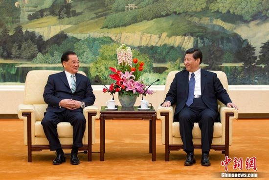 2月25日，中共中央總書記習(xí)近平在北京人民大會(huì)堂會(huì)見中國(guó)國(guó)民黨榮譽(yù)主席連戰(zhàn)。中新社發(fā) 盛佳鵬 攝