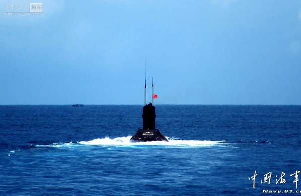 資料圖：南海艦隊某潛艇支隊374艇迎著朝霞駛出軍港，開赴某潛艇訓(xùn)練海域，與反潛機展開水聲對抗演練。
