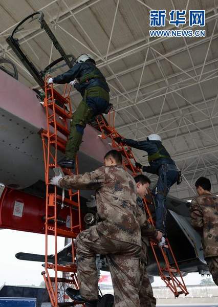 一聲令下，飛行員快速登機(jī)。
