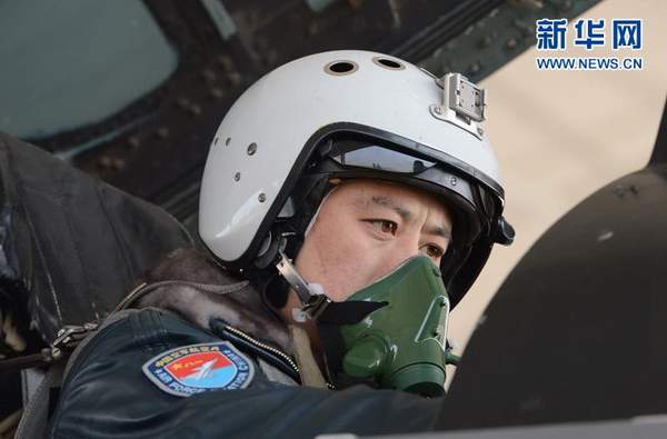 起飛前，大隊長馬剛精心檢查戰(zhàn)機(jī)。