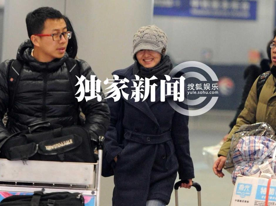 柴靜回京露歡顏 “隱身”老公接機(jī)顯體貼