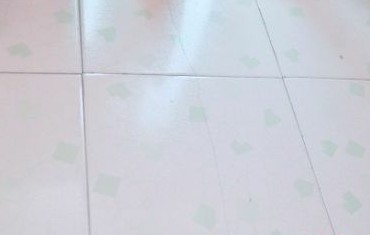 青島金沙灘建設(shè)集團新房住一年現(xiàn)地板裂縫