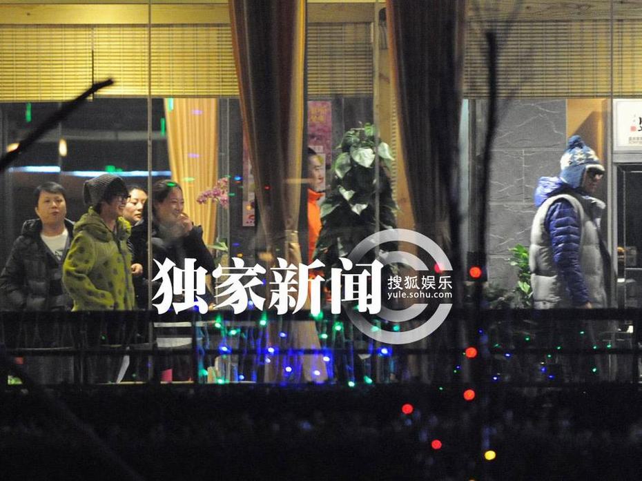 追星：徐克攜小女友深夜覓食無交流 吳京謝楠深夜會(huì)有秀恩愛
