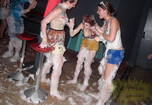 揭各地夜總會(huì) 醉酒男女亂性狂歡