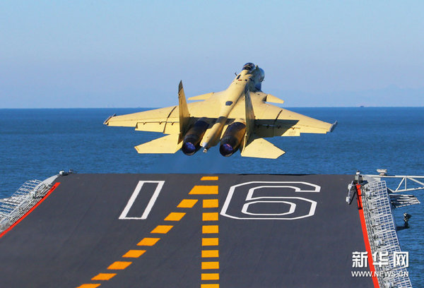 資料圖：中國艦載機(jī)完成起降試驗后將進(jìn)行掛彈飛行，此為殲-15從遼寧艦起飛升空。