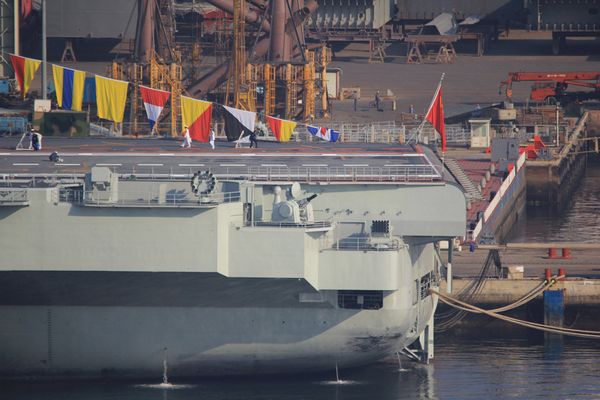 資料圖：航母艦尾的紅旗10防空導(dǎo)彈、深彈發(fā)射器、1130近防炮、干擾彈發(fā)射器