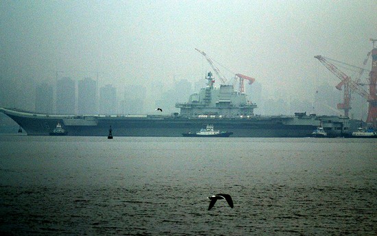 資料圖：網(wǎng)友拍攝遼寧號(hào)航母2013年首次駛離大連港出海。
