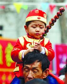 糖球會(huì)3天迎88萬人次 傳統(tǒng)燈謎遇網(wǎng)絡(luò)阻擊眾人忙百度